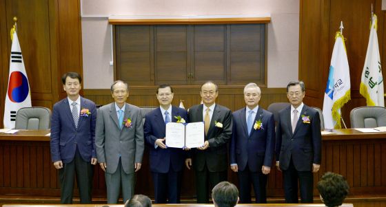 北韓大學院大學校長宋旻淳（左四）將名譽碩座教授學位證書轉交給池田SGI副會長（右四）